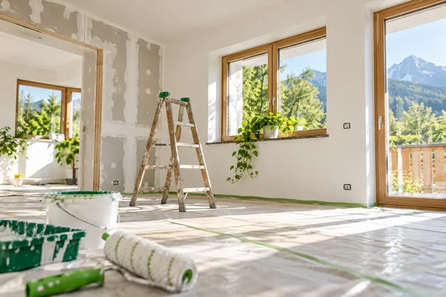 Renovierter heller Raum mit Leiter und Malerwerkzeug